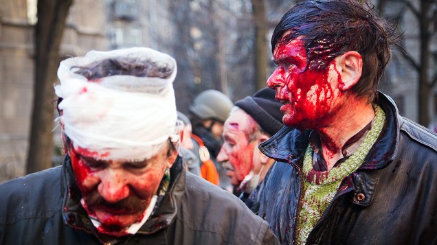 Manifestantes entram em confronto com policiais no centro de Kiev, na Ucrânia, na manhã desta quarta-feira (19)