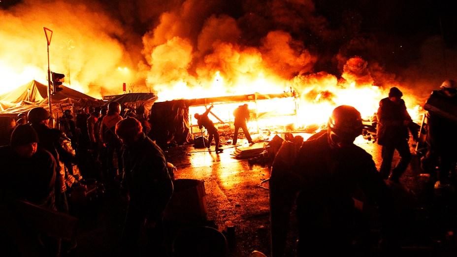 Manifestantes entram em confronto com policiais no centro de Kiev, na Ucrânia, na manhã desta quarta-feira (19). O número de mortos chega a 25 em Kiev no dia mais violento desde que os protestos contra o presidente Viktor Yanukovich começaram
