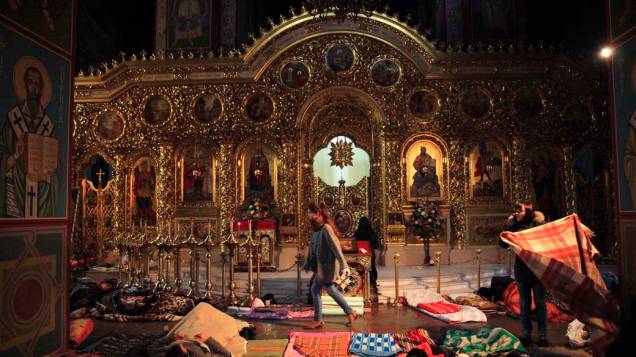 Em Kiev, catedral serve como abrigo temporário e posto de primeiros socorros para os manifestantes contra o governo da Ucrânia