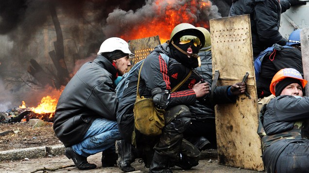 Manifestantes entram em confronto com policiais no centro de Kiev, na Ucrânia, na manhã desta quinta-feira (20)