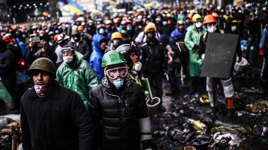 Manifestantes entram em confronto com policiais no centro de Kiev, na Ucrânia, na manhã desta quinta-feira (20)