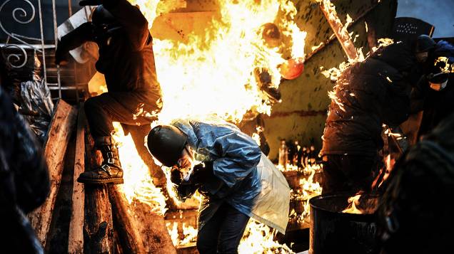 Manifestante pega fogo durante confrontos com a polícia, em Kiev, nesta quinta-feira (20)