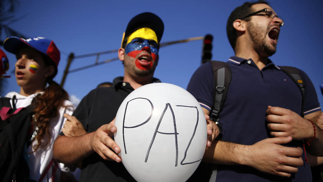 Manifestantes pedem paz durante um protesto em Caracas. Capital é uma das cidades mais violentas do mundo