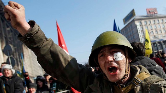 Manifestante anti-governo durante um comício em Kiev