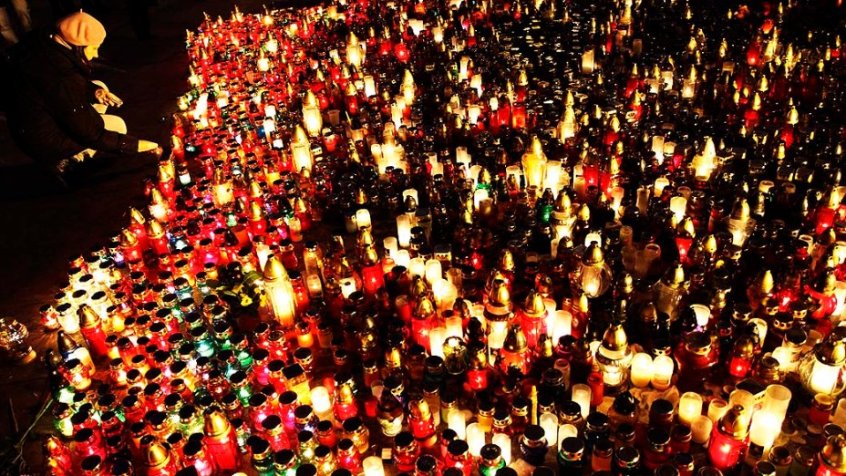 Velas são acesas em memória dos mortos em confrontos na Praça da Independência, em Kiev, nesta terça-feira (25)