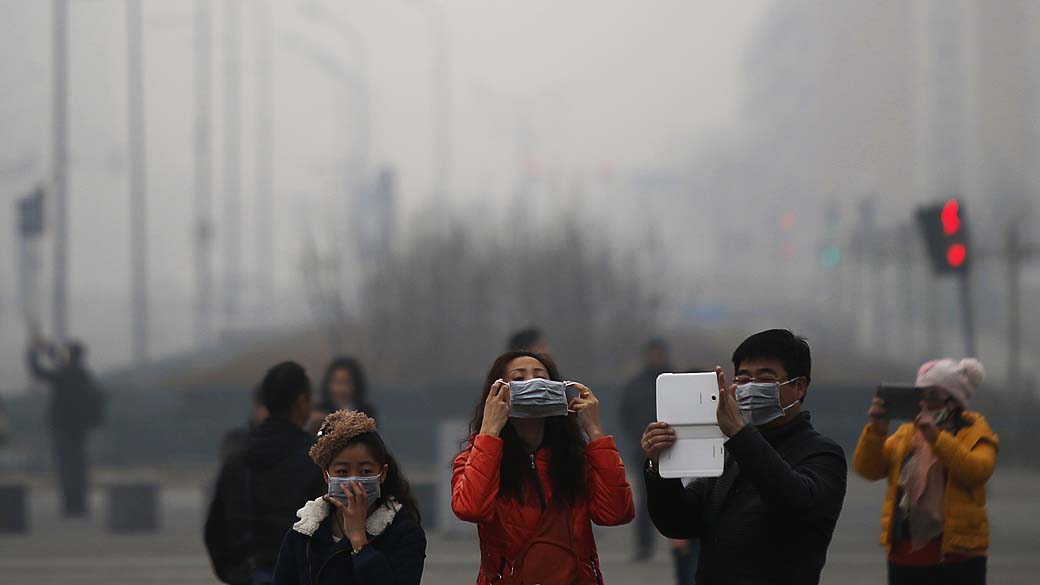 Jovem coloca máscara para se proteger da poluição em Shijiazhuang, capital da província de Hebei, norte da China