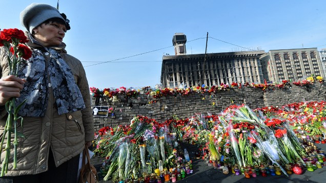 Ucranianos deixam flores em barricadas em memória dos mortos em confrontos