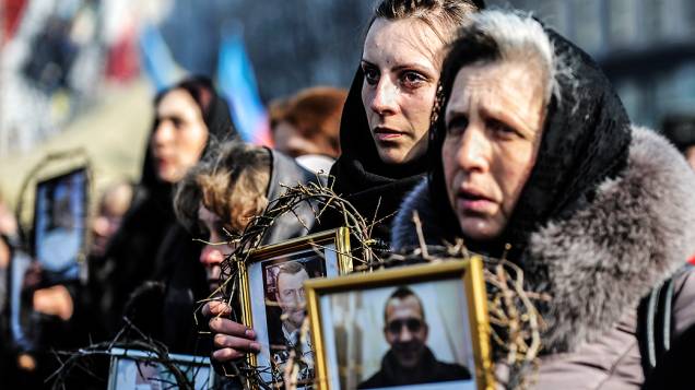 Ucranianos prestam homenagem aos mortos nos confrontos que acabaram por derrubar o presidente Viktor Yanukovych