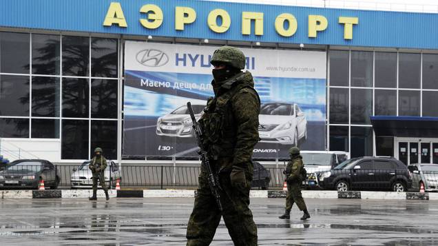 Homens armados patrulham o aeroporto de Simferopol, na república autônoma da Crimeia, sul da Ucrânia, nesta sexta-feira (28)