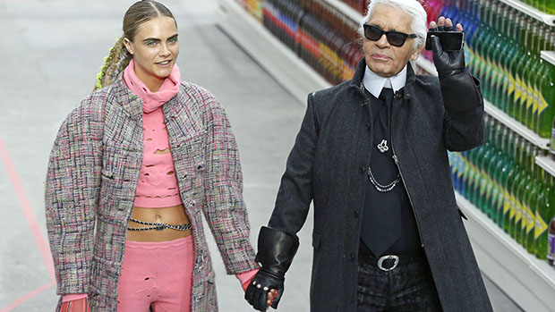 A modelo Cara Delevingne com o estilista Karl Lagerfeld no encerramento do desfile da Chanel, em Paris