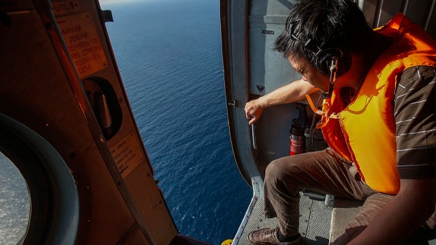 <p>Equipes de busca de vários países utilizam aviões para vasculhar os mares entre a Malásia e Vietnã, à procura de vestígios do Boeing 777 da Malaysia Airlines, que desapareceu das telas de controle de tráfego aéreo, com 239 pessoas a bordo, pouco de pois de decolar</p> <p>Equipes de busca de vários países utilizam aviões para vasculhar os mares entre a Malásia e Vietnã, à procura de vestígios do Boeing 777 da Malaysia Airlines, que desapareceu das telas de controle de tráfego aéreo, com 239 pessoas a bordo, pouco de pois de decolar</p>