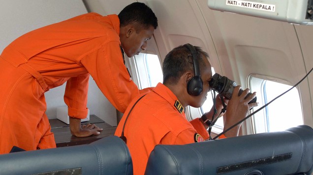<p>Equipes de busca de vários países utilizam aviões para vasculhar os mares entre a Malásia e Vietnã, à procura de vestígios do Boeing 777 da Malaysia Airlines, que desapareceu das telas de controle de tráfego aéreo, com 239 pessoas a bordo, pouco depois de decolar</p> <p>Equipes de busca de vários países utilizam aviões para vasculhar os mares entre a Malásia e Vietnã, à procura de vestígios do Boeing 777 da Malaysia Airlines, que desapareceu das telas de controle de tráfego aéreo, com 239 pessoas a bordo, pouco depois de decolar</p>