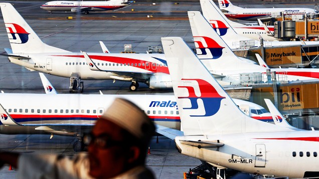 <p>Parente de passageiro a bordo do avião da Malaysia Airlines, desaparecido desde o último sábado (7), espera por notícias no Aeroporto Internacional de Kuala Lumpur</p>