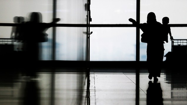 <p>Parente de passageiro a bordo do avião da Malaysia Airlines, desaparecido desde o último sábado (7), espera por notícias no Aeroporto Internacional de Kuala Lumpur</p> <p>Parente de passageiro a bordo do avião da Malaysia Airlines, desaparecido desde o último sábado (7), espera por notícias no Aeroporto Internacional de Kuala Lumpur</p>