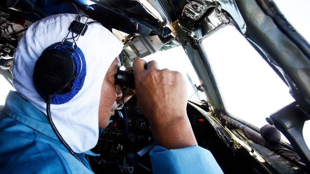 <p>Militares da Indonésia procuram sinais de Boeing 777 da Malaysia Airlines que desapareceu das telas de controle de tráfego aéreo, com 239 pessoas a bordo, pouco depois de decolar</p>
