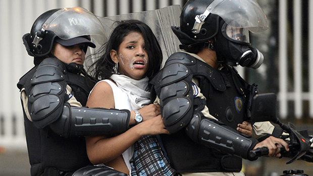 Manifestante anti-governo foi presa pela polícia nacional venezuelana após ato no centro de Caracas. A falta de produtos básicos e os altíssimos índices de criminalidade foram uns dos motivos dos protestos. Mais de 40 pessoas morreram nos conflitos no país governado por Nicolás Maduro