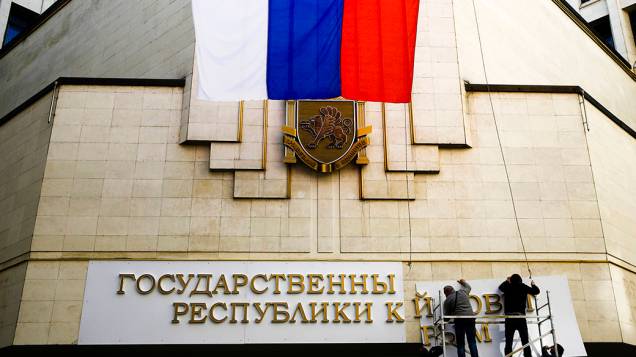Após incorporação da Crimeia à Rússia, letreiro do Parlamento local é trocado por Conselho do Estado da República da Crimeia em Simferopol