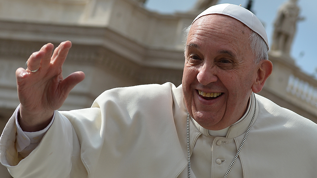 Papa Francisco acena para fiéis durante audiência geral, no Vaticano