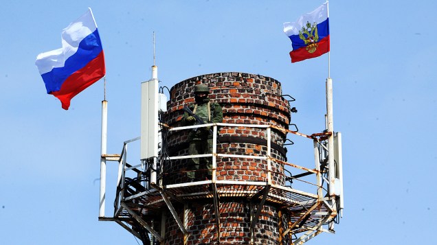 Soldado russo patrulha torre na Crimeia, nesta quianta-feira (20)