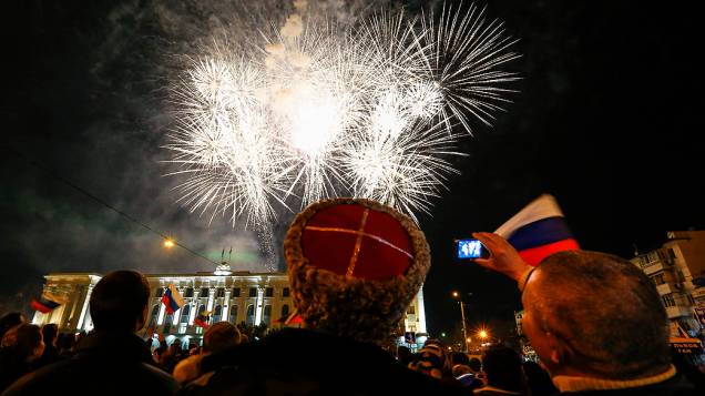 Fogos de artifício explodem sobre a praça central de Simferopol, na Crimeia, enquanto moradores celebram a primeira sexta-feira como parte da Rússia