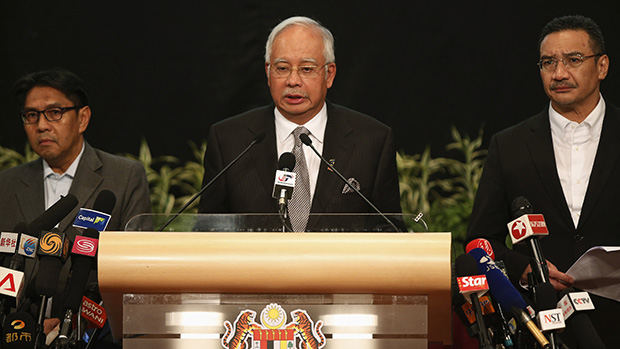 <p>O primeiro-ministro da Malásia, Najib Razak, anuncia que o avião da Malaysian Airlines caiu no Oceano Índico</p>