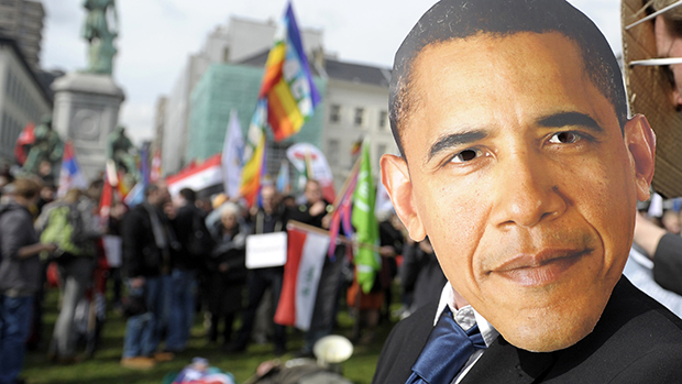 Em Bruxelas, na Bélgica, protestos cobram o presidente norte-americano Barack Obama e líderes da União Européia sobre responsalibilidades pela paz e democracia