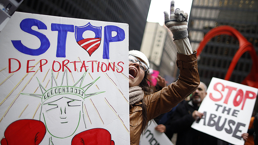 Manifestante protesto por reforma da política de imigração dos Estados Unidos em Chicago, Illinois