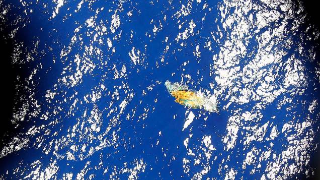 <p>Um pedaço de detrito flutua no local onde são realizadas as buscas ao voo desaparecido da Malásia Airlines, ao sul do Oceano Índico</p>
