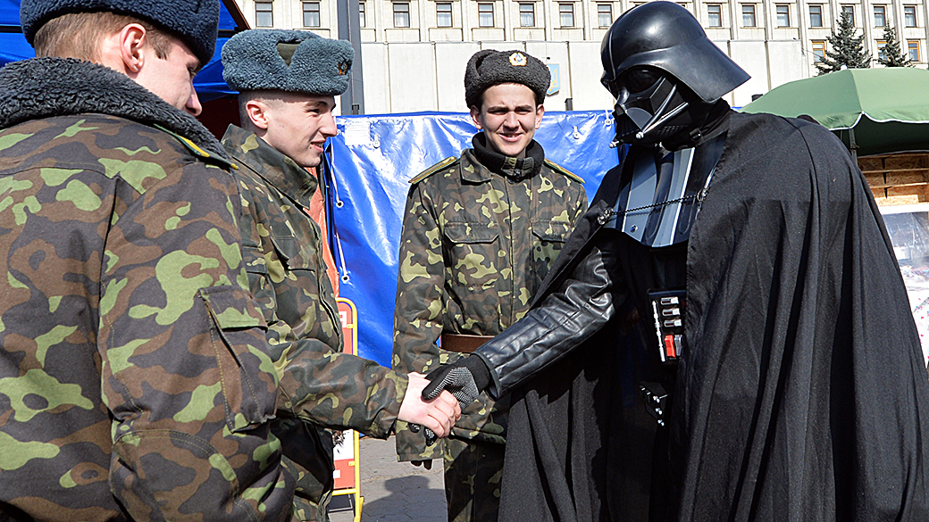 Candidato à presidência na Ucrânia, Darth Vader, vilão do filme reúne-se com os soldados em frente ao edifício da Comissão Eleitoral Central, em Kiev