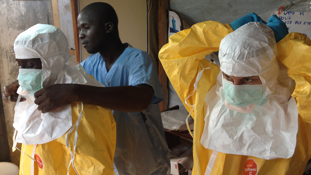Na Guiné, devido ao surto do vírus ebola, profissionais da saúde usam kits completos de segurança. A Organização Mundial da Saúde (OMS) declarou estado de emergência no país