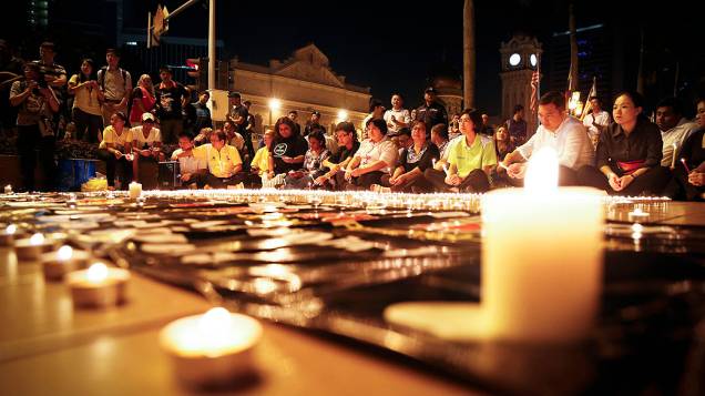 <p>Famílias fazem orações durante vigília em praça de Kuala Lumpur, na Malásia, para marcar o aniversário de um mês do desaparecimento do jet MH370, avião da Malaysia Airlines que sumiu no Oceano Índico e até agora não foi encontrado</p>