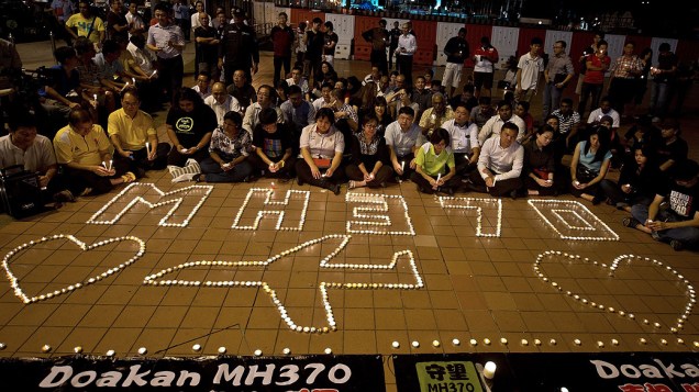 <p>Famílias fazem orações durante vigília em praça de Kuala Lumpur, na Malásia, para marcar o aniversário de um mês do desaparecimento do jet MH370, avião da Malaysia Airlines que sumiu no Oceano Índico e até agora não foi encontrado</p>
