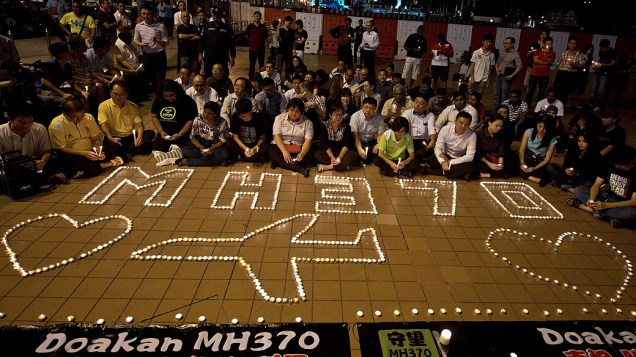 <p>Famílias fazem orações durante vigília em praça de Kuala Lumpur, na Malásia, para marcar o aniversário de um mês do desaparecimento do jet MH370, avião da Malaysia Airlines que sumiu no Oceano Índico e até agora não foi encontrado</p> <p>Famílias fazem orações durante vigília em praça de Kuala Lumpur, na Malásia, para marcar o aniversário de um mês do desaparecimento do jet MH370, avião da Malaysia Airlines que sumiu no Oceano Índico e até agora não foi encontrado</p>