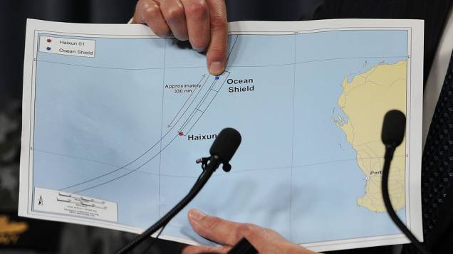 <p>Angus Houston, chefe do grupo que lidera a procura pelo voo 370 da Malaysia Airlines, mostra local onde foram detectados sinais compatíveis com os de caixas-pretas</p>
