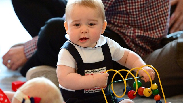 Príncipe George, brincou com um grupo de bebês durante uma reunião informal de seus pais na sede do governo da cidade de Wellington, a capital da Nova Zelândia