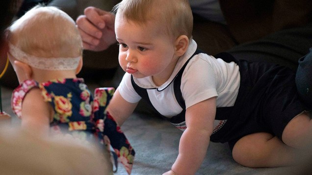 Príncipe George, brincou com um grupo de bebês durante uma reunião informal de seus pais na sede do governo da cidade de Wellington, a capital da Nova Zelândia