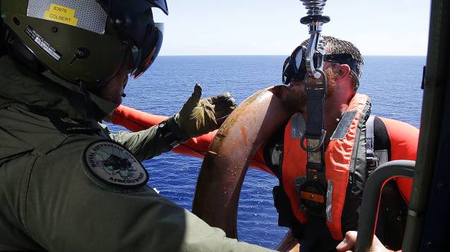 <p>Imagem divulgada nesta sexta-feira (11), mergulhador da Marinha australiana se prepara para começar as buscas pelo voo MH370 no oceano Índico</p>