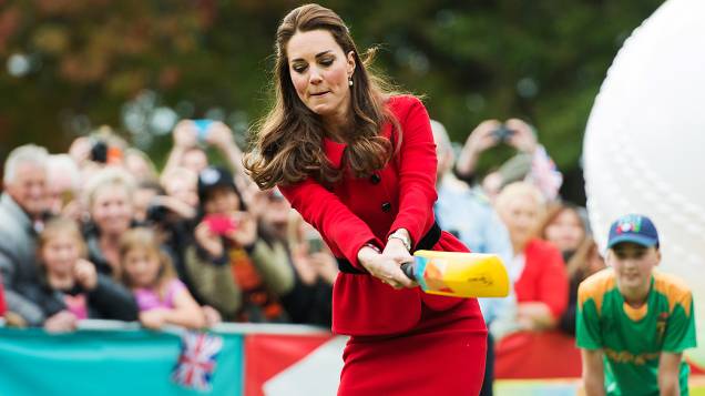 Kate Middleton, duquesa de Cambridge, joga cricket, em evento preparativo para Copa do Mundo de Cricket, que será realizada na Nova Zelândia em 2015