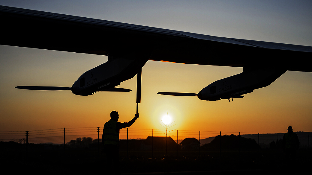 O avião solar "Solar Impulse 2" durante teste de voo, na Suíça