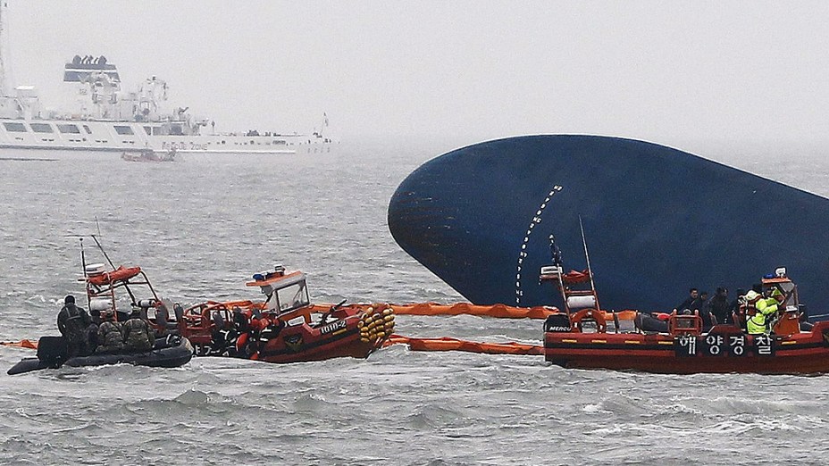 Equipes de resgate buscam passageiros do navio que naufragou próximo a Jindo, na Coreia do Sul