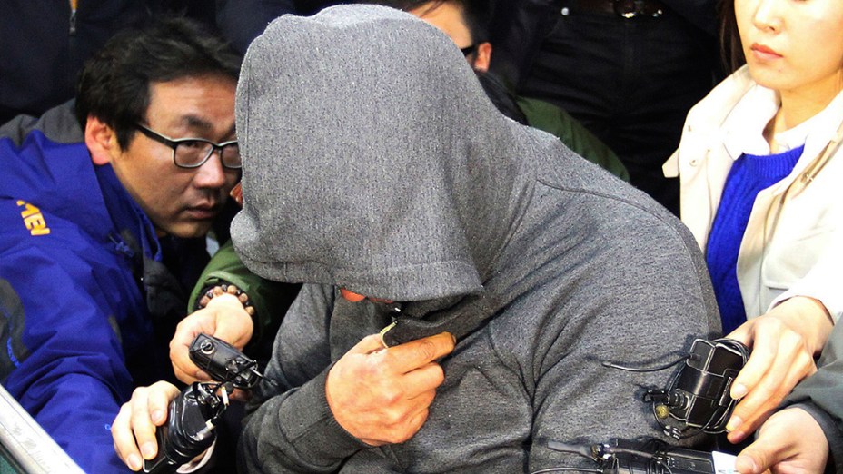Lee Joon-Seok, capitão da balsa sul-coreana "Sewol", que afundou no litoral do país, é apresentado na delegacia da cidade de Mokpo, nesta quinta-feira (17)