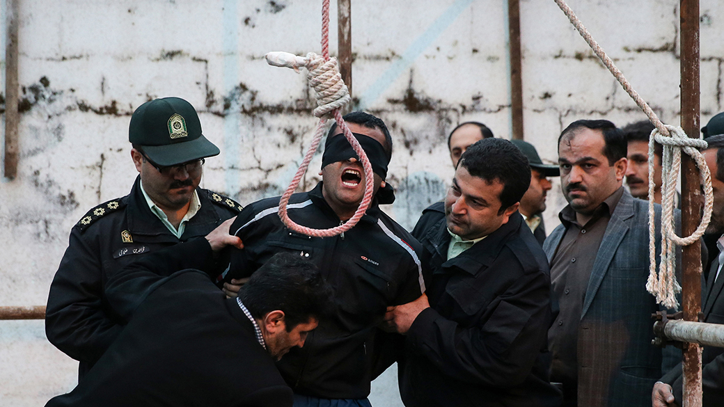 Pouco tempo antes da execução por assassinato, um prisioneiro iraniano foi perdoado pela família da vítima e foi tirado da forca