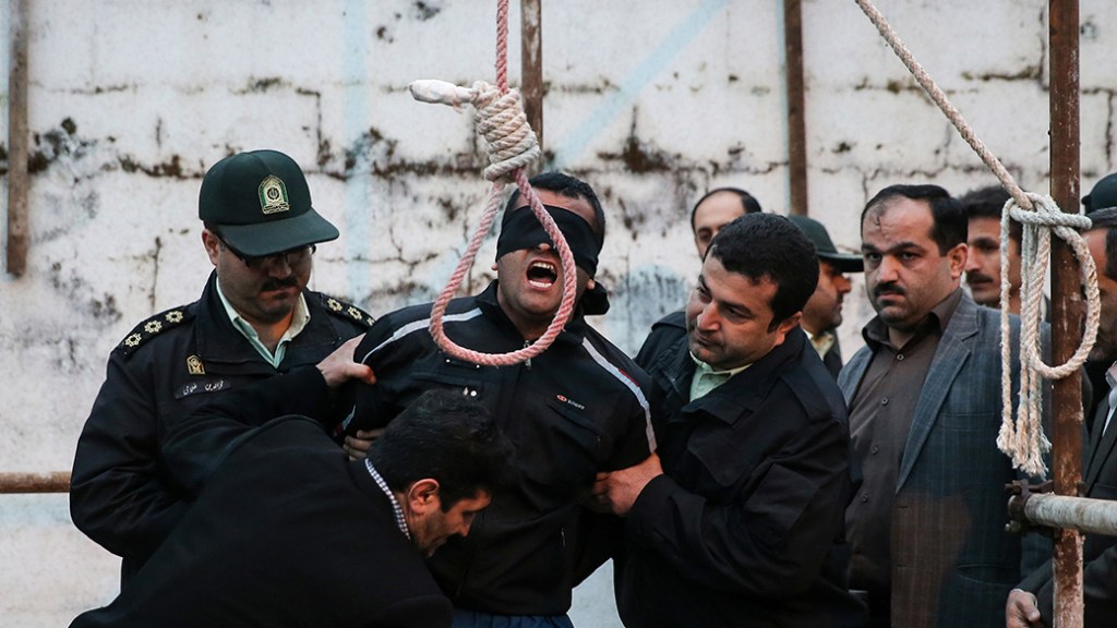 Pouco antes da execução por assassinato, um prisioneiro iraniano foi perdoado pela família da vítima e retirado da forca