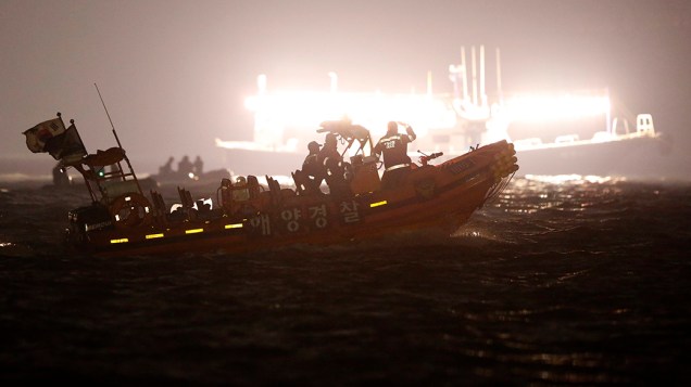 Equipes de resgate operam na região onde uma balsa de passageiros naufragou em Jindo, na Coreia do Sul