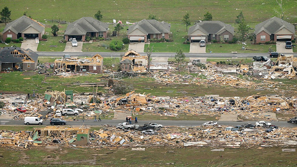 Casas ficaram danificadas depois que um tornado atingiu a cidade de Mayflower, no estado americano do Arkansas