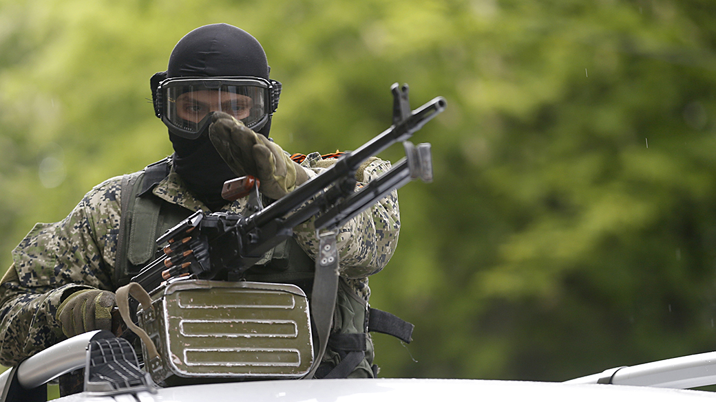 Militante pró-Rússia sobre um carro patrulha, no centro de Slovyansk, leste da Ucrânia
