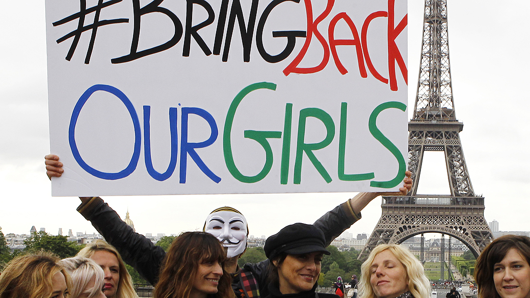 Manifestantes protestam contra o sequestro de quase 300 meninas nigerianas pelo grupo terrorista Boko Haram, em Paris, na França