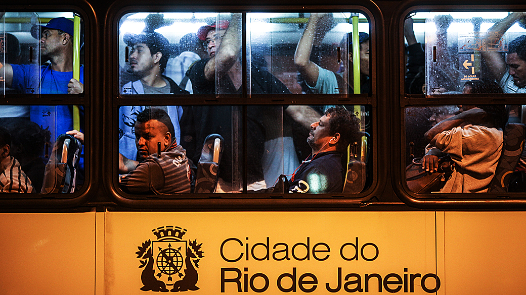 Uma greve dos motoristas de ônibus hoje na cidade do Rio de Janeiro causou tumulto e superlotação nas poucas linham que circularam. A parasilação prevista é de 48 horas e os motoristas pedem, entre outras coisas, melhorias no salário