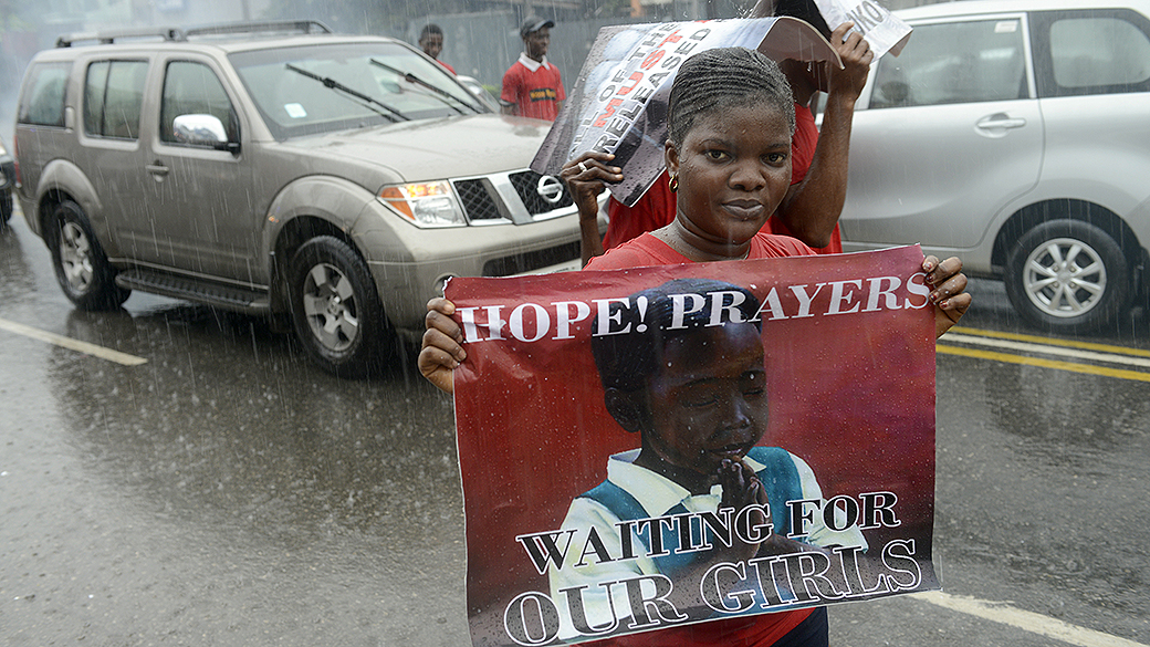 Mulheres segura um cartaz de apoio às estudantes sequestrados pelo grupo terrorista Boko Haram durante uma manifestação em Lagos, na Nigéria