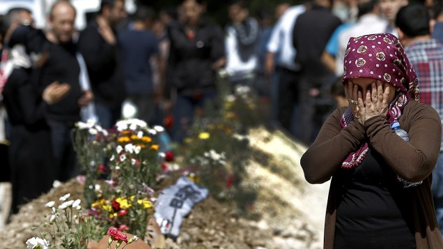 Familiares choram durante o enterro das vítimas em explosão de mina na Turquia